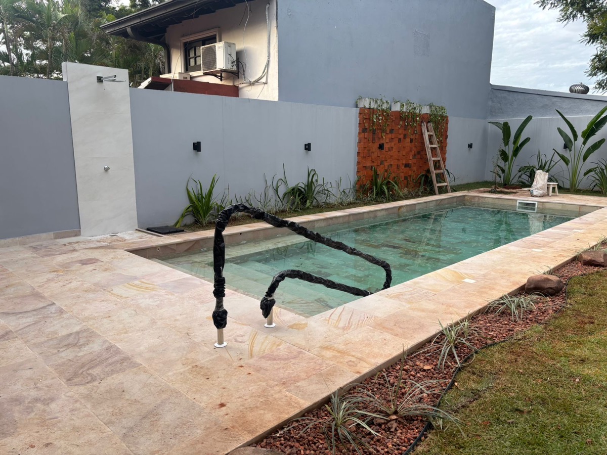 Residencia Escobardo — Piscina y jardín