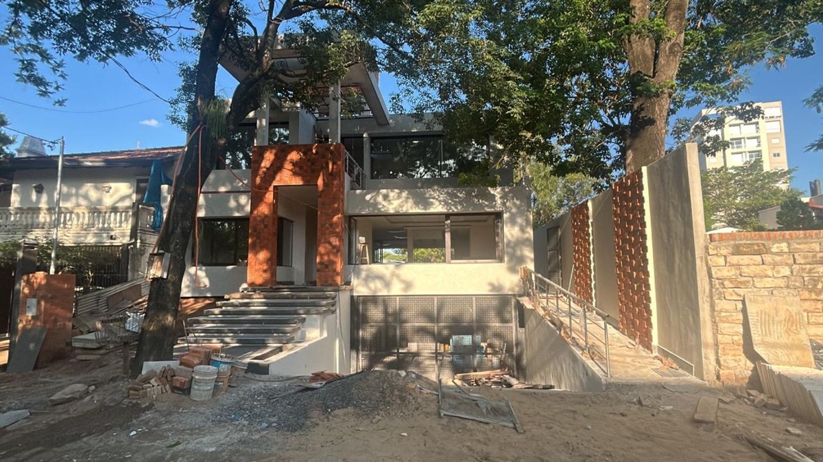 Residencia Escobardo — Fachada en obra
